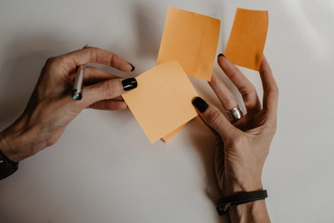 hand holding post-it notes